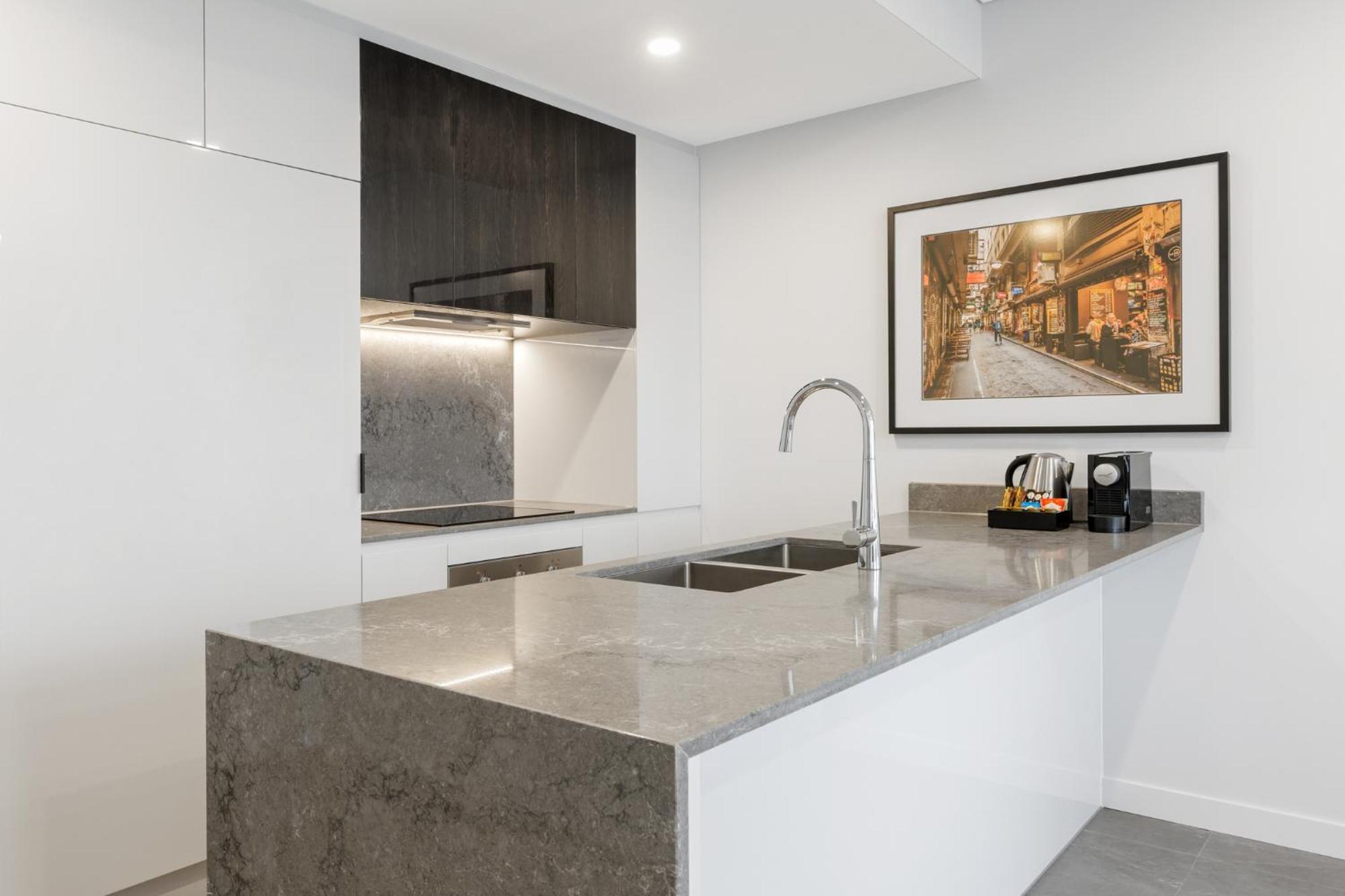 Meriton Suites Мельбурн Екстер'єр фото A kitchen in a typical apartment